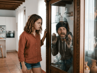 La empujaron contra la vitrina como si fuera una ladrona, sin saber que la única persona decente en aquella casa era la mujer a la que estaban echando.