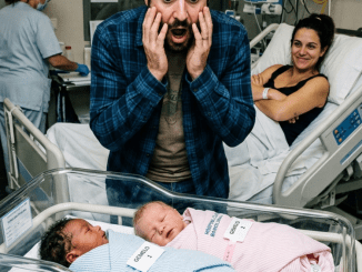 La herida no nació cuando vio a sus gemelos por primera vez, tan distintos que el mundo entero parecía acusarlo en silencio, sino años después, cuando su esposa le confesó que la verdad sobre su origen había sido enterrada para salvarlos a todos.