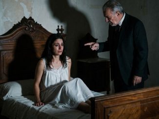 La noche de bodas no empezó con un beso, sino con el sonido seco del pestillo cuando Roberto cerró la puerta y Cristina entendió que el verdadero peligro no estaba en casarse con un viudo mucho mayor, sino en descubrir demasiado tarde qué clase de hombre necesitaba encerrar a una mujer para sentirse amado.
