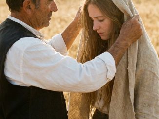 La humillación más cruel fue que vendieran a Ligia con la cabeza cubierta, como si su rostro fuera un secreto capaz de espantar hasta al hombre que pagara por ella.