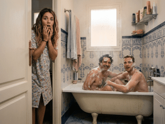 La traición no gimió cuando Sofía abrió la puerta: respiró sucia y confiada en la cama de su hermana, como si llevara meses creyéndose a salvo.
