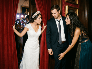 La obligaron a firmar el divorcio delante de todos como si no bastara con romperle el matrimonio y además necesitaran verla caer en público para sentirse limpios.