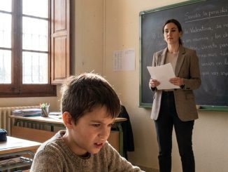 La humillación cayó sobre Mateo cuando la maestra Valentina rompió su redacción frente a toda la clase y dijo que los niños pobres también aprendían a mentir temprano.