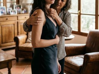 Elena supo que algo estaba mal cuando Natalia dejó de respirar al verse en el espejo… como si el vestido que llevaba puesto acabara de reconocerla antes que ella misma.