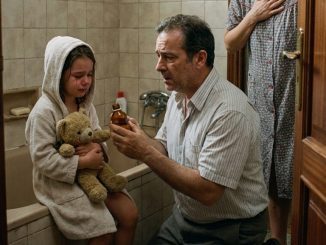 La traición más peligrosa no siempre deja golpes visibles; a veces se esconde detrás de una puerta cerrada y una niña demasiado callada.