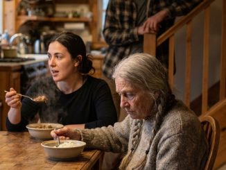La humillación tenía la temperatura de una sopa fría, y Gabriel Mendoza supo que algo monstruoso había crecido dentro de su casa en el instante exacto en que vio a su madre comer en silencio, con la espalda encogida, mientras su esposa cortaba carne jugosa al otro extremo de la mesa como si aquella desigualdad fuera el orden natural del mundo.