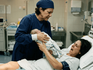 Lo más cruel no fue el dolor del parto, sino ver a su suegra estirar los brazos hacia el bebé como si la sangre recién derramada de la madre no valiera más que un estorbo histérico al pie de la cama.