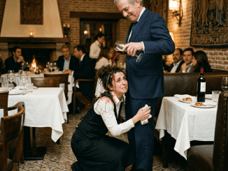 La humillación estalló en el restaurante cuando una camarera pobre se atrevió a cerrar los dedos sobre el brazo del hombre más poderoso de la ciudad, como si no supiera que un gesto así podía costarle el trabajo, el futuro y hasta el aire.