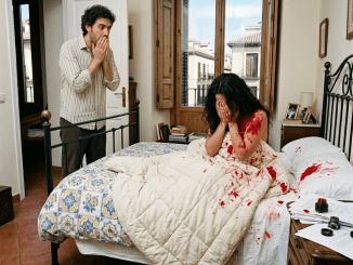 La primera vez que escuchó sangre no fue en una guerra ni en una bolsa de valores, sino al otro lado de la pared de su dormitorio, cuando una mujer desconocida intentó ahogar un gemido para que nadie supiera que la estaban rompiendo.
