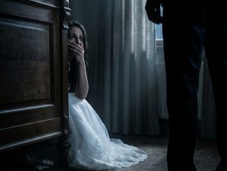 La traición entró en su habitación con zapatos de hombre y una voz que no era la de su esposo.