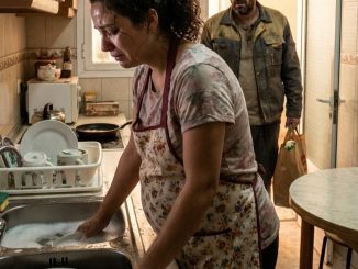 A Sofía se le doblaron las piernas con el balde en las manos mientras la voz de su suegra le caía encima como si el hijo que llevaba en el vientre fuera una deuda y no una vida.
