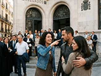 La humillación no fue firmar el divorcio: fue ver a Julián sonreír al otro lado de la mesa como si acabara de enterrarla viva y ella todavía tuviera que darle las gracias por la tierra sobre el pecho.