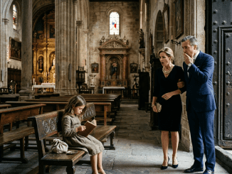 La dejaron dormida en una banca de iglesia con una rebeca demasiado fina para el frío y una nota tan breve que parecía escrita por gente incapaz de soportar el peso de su propia sangre.