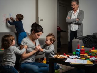 “Mi madre quiso denunciarme por escapar… después de obligarme a criar a sus seis hijos mientras esperaba al séptimo”